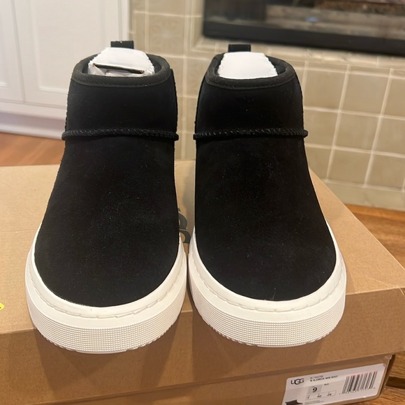 UGG Alameda Mini Boot NWT in Black Size 9 - Picture 4 of 10